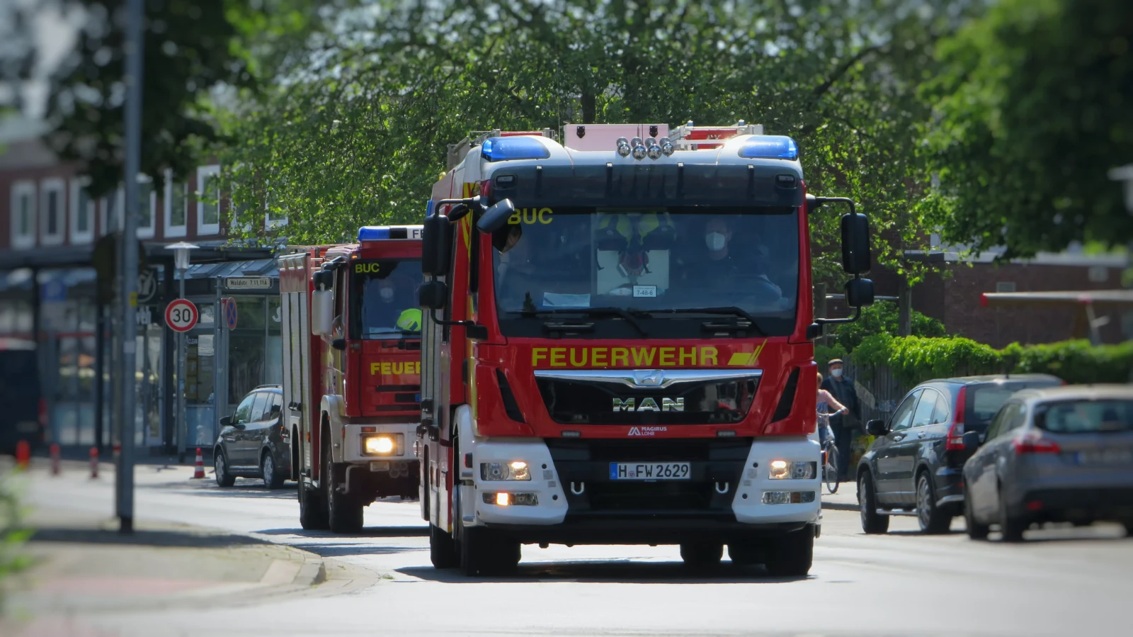 PKW f&auml;hrt auf Autobahnrastplatz gegen Baum