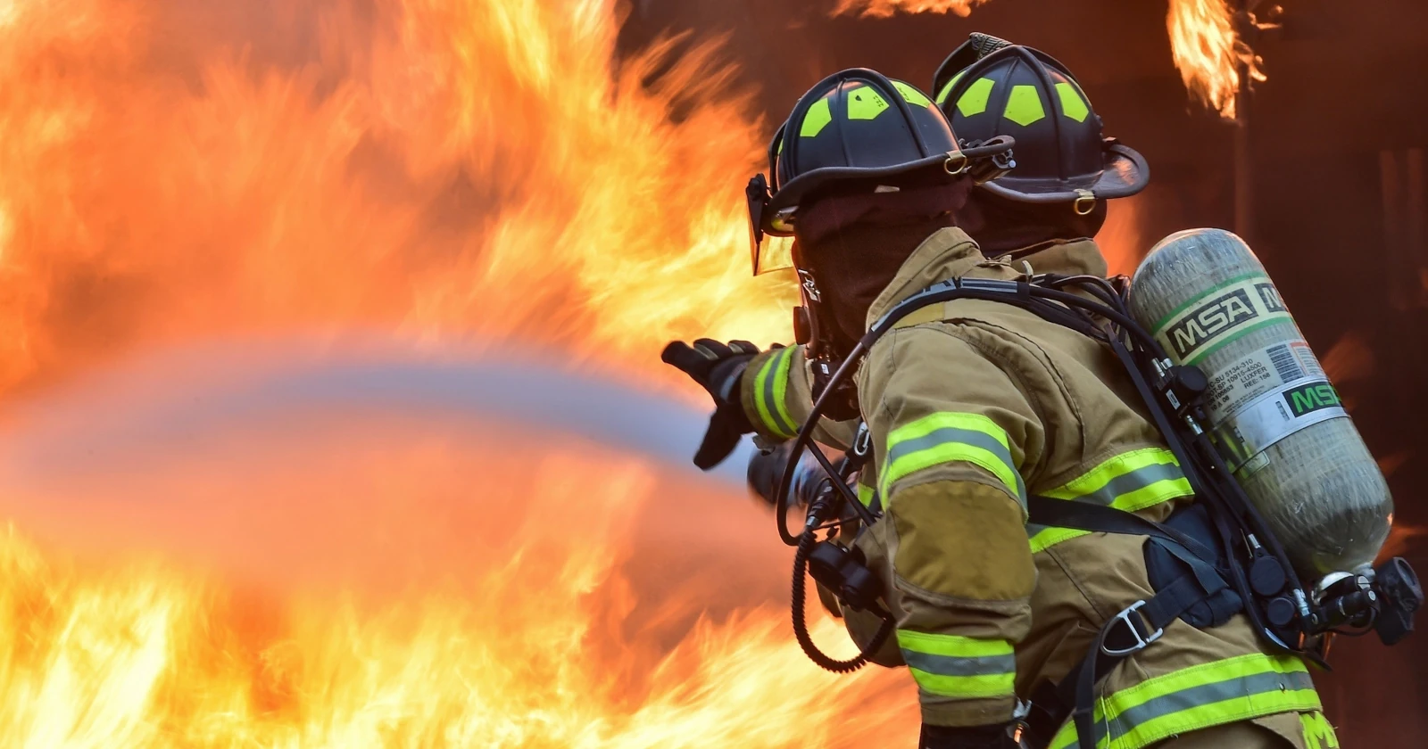 Feuer im Gewerbebetrieb / 1500 qm Halle von Feuer zerst&ouml;rt