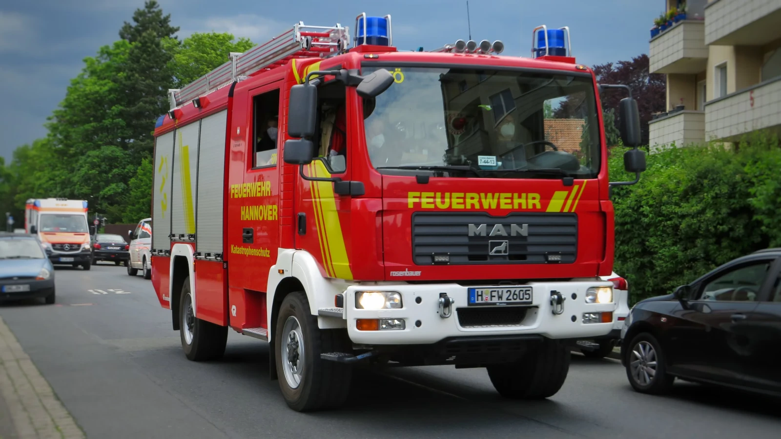 Dachstuhlbrand in Bochum Grete - Feuerwehr rettet 10 Personen