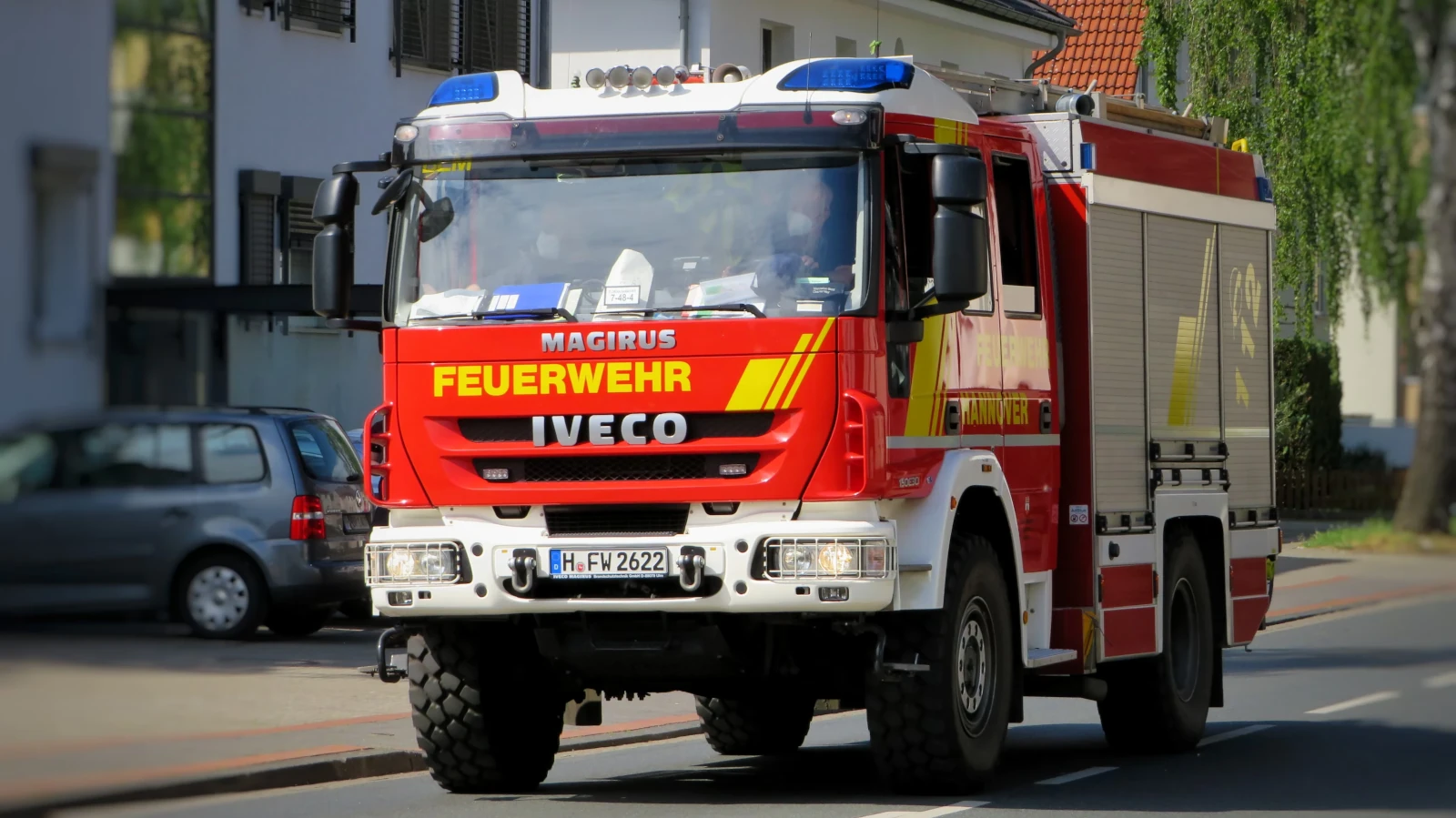 FW Stuttgart: Dachstuhlbrand in Reihenmittelhaus - Eine brandverletzte Person - Umfangreiche L&ouml;schma&szlig;nahmen