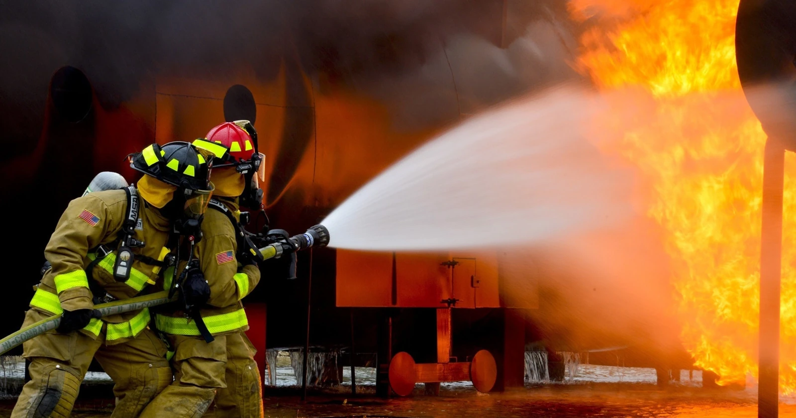 FW Hannover: Eine verletze Person bei Dachstuhlbrand in Hannover-Linden