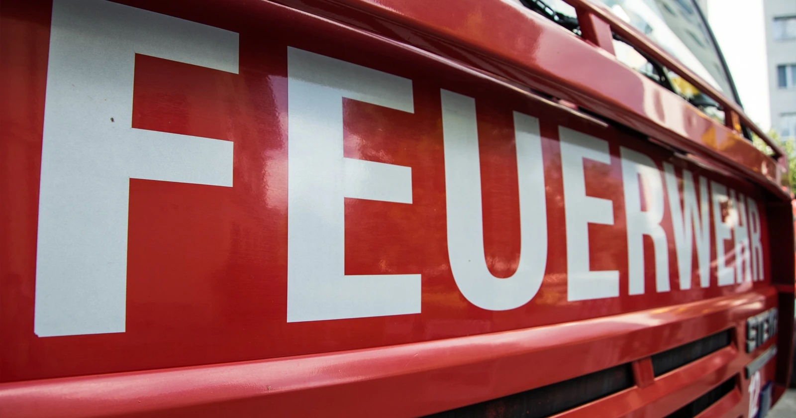 FW Stuttgart: Brand in Tiefgarage - Drei PKW`s brennen in Tiefgarage - Zwei Sto&szlig;trupps zur Brandbek&auml;mpfung im Einsatz