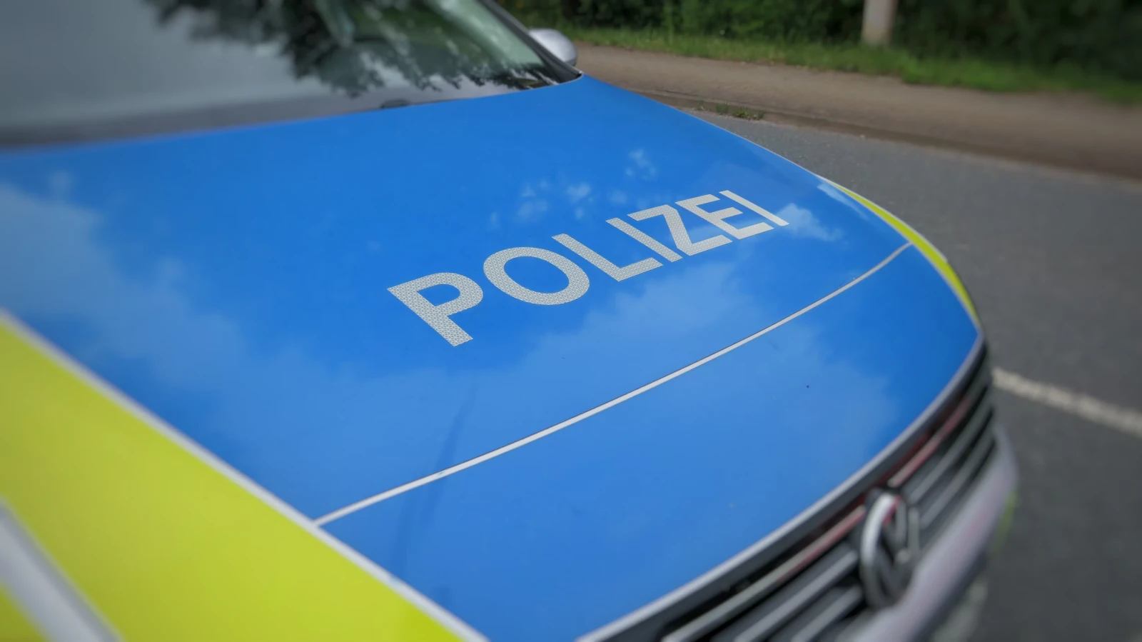 Auto in Baustelle durch Stein beschädigt - Polizei sucht Zeugen - #polsiwi